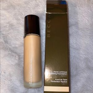 Becca Aqua Luminous Foundation LIGHT